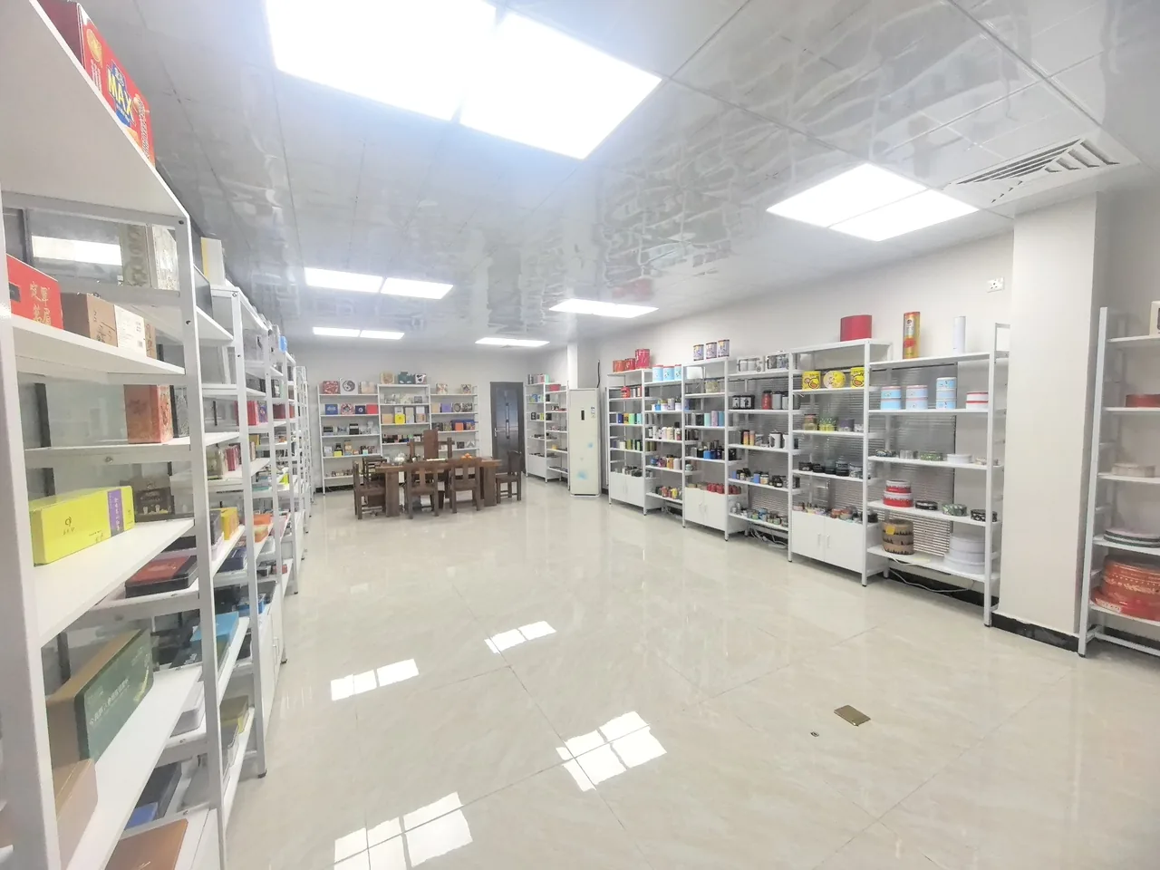 Baoyue sample room with finished tin packaging
